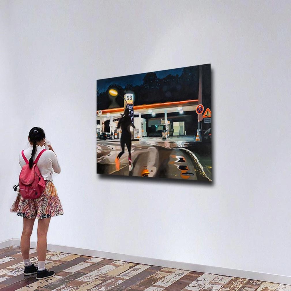 Bild einer Stadt einer Wand in einem Museum, eine Frau steht  vor dem Bild und betrachtet es.