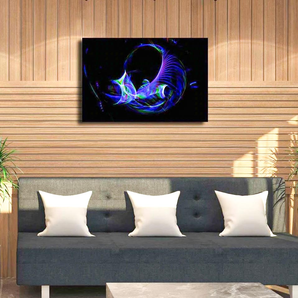 Abstraktes Kunstwerk an einer braunen Wand, farbige Linienmuster laufen über das Bild