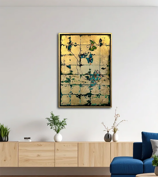 Blattgold und Schlagmetall auf Leinen, goldfarbene Quadrate mit einem feinen Blumenmuster in einem goldfarbenen Rahmen, an einer hellen Wand hängend über einem Sideboard