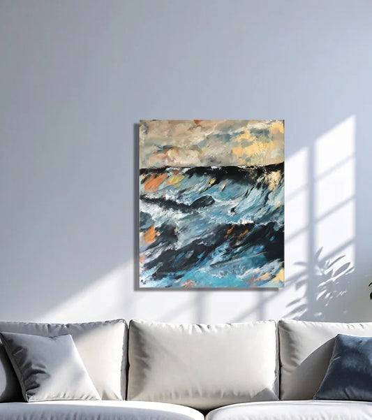 Große Wellenberge mit Wolken, dynamische Bewegungen, an heller Wand hängend mit weißem Sofa