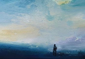 Ein dunkler Himmel mit hllen Flecken über dem Meer, am Strand eine Person. Details der Person am Strand.