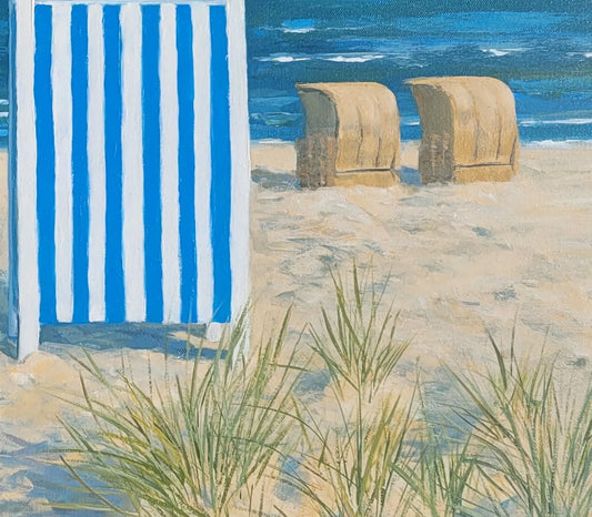 Detailaufnahme Badehäuschen – Farbenfrohe Strandarchitektur, warme Sandtöne und Meeresblau, nordische Küstenmalerei, Britta Kröger | Kunst-Direkt.de