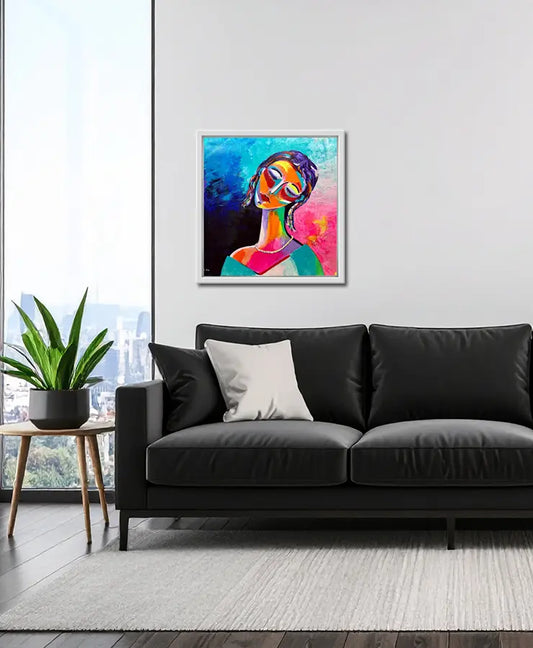 Expressionistisches Frauenporträt „Bella“ von Dea Theinert. Ölgemälde auf Leinwand (80x80 cm) in einem weißen Schattenfugenrahmen an heller Wand hängend.