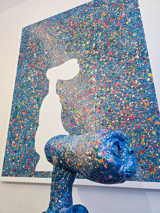 Skulptur E.T. steht vor Leinwand, weiße Fläche auf der Leinwand mit dem Umriss von E.T., detail Skulptur, Mareike Prikling, Kunst-Direkt.de