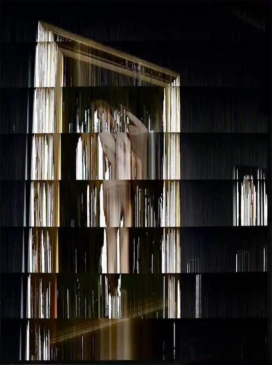 Vertikale und horizontale Streifen, schemenhaft ist eine Frau erkennbar, abstrakt Ansicht, helle und dunkle Farben