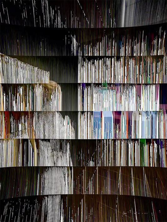 Eine verschwommen zu erkennende Frau vor einer digitalen Wand, verschiedene Farben sind erkennbar