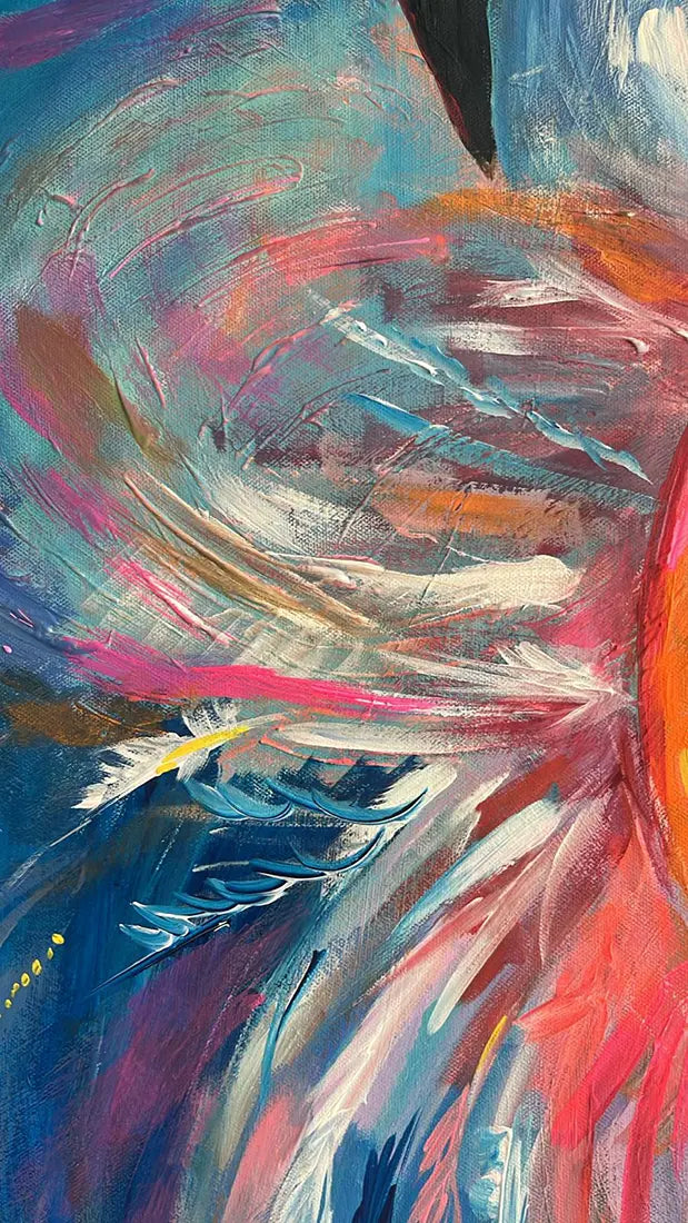 Detailaufnahme Flaminga – Opulenter Federkopfschmuck mit exotischen Blüten, grafische Akzente, Maren Lüke-Amato | Kunst-Direkt.de