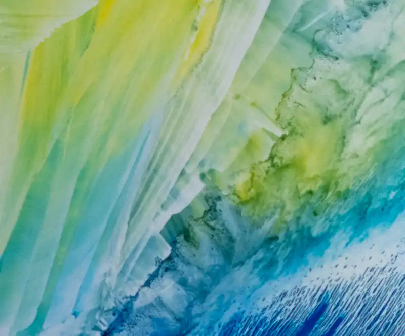 abstraktes Gemälde eines Gletschers, blau, grüne, gelbe Farbverläufe, silberfarbener Rahmen, Detailansicht