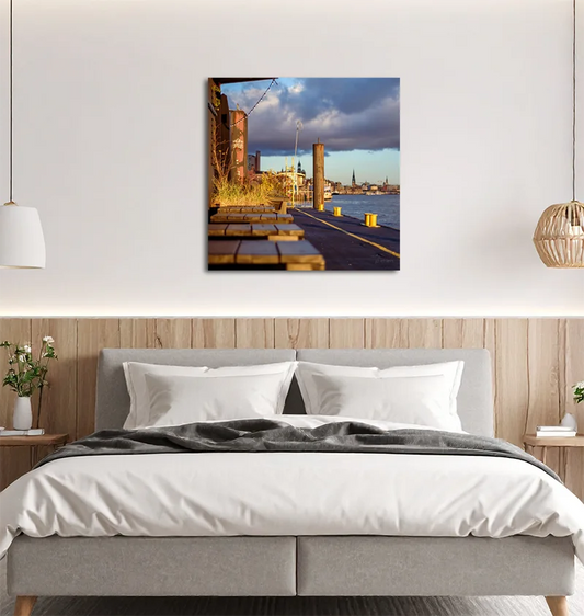 Das Farbfoto von J.P. Ehlers zeigt ein mildes Licht, die Elbe, einen Anleger, ein urbanes Fotos, an Wand hängend im Schlafzimmer