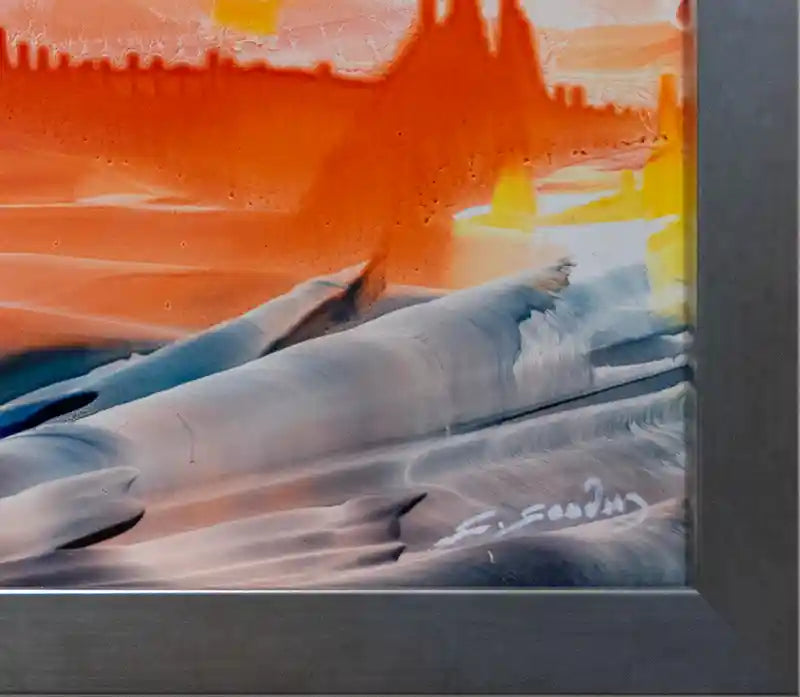 Detailansicht mit abstrakten Strukturen, aussehend wie eine Landschaft einer Wüste mit roten und orangen Farben. Detail des Rahmens mit Signatur der Künstlerin.