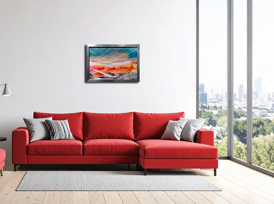 Detailansicht mit abstrakten Strukturen, aussehend wie eine Landschaft einer Wüste mit roten und orangen Farben. An heller Wand hängend mit rotem Sofa.