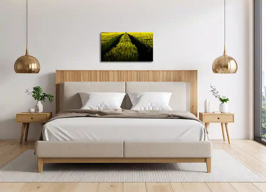 weite Sicht über eine Graslandschaft, farben gelb und grün, querformat, an heller wand über Bett hängend
