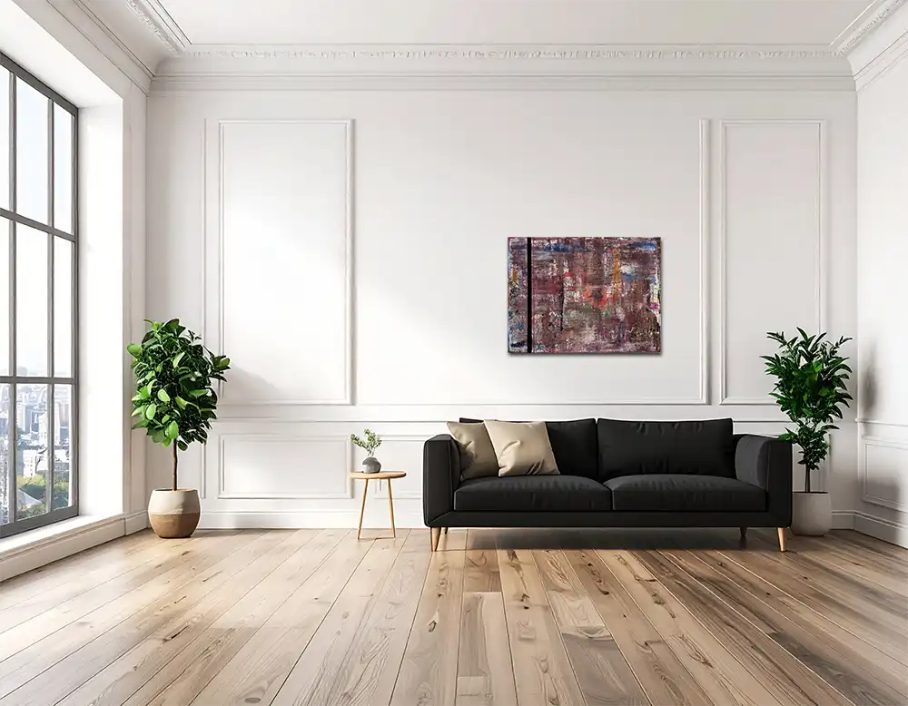 Das abstrakte dunkle kunstwerk Jami hängt an einer weißen Wand in einem modernen Wohnraum mit schwarzem Sofa