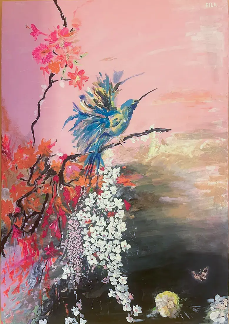 Detailaufnahme Kolibri – Glitzernder Schmetterling im unteren Bilddrittel, kaskadenartige weiße Blüten, Maren Lüke-Amato | Kunst-Direkt.de