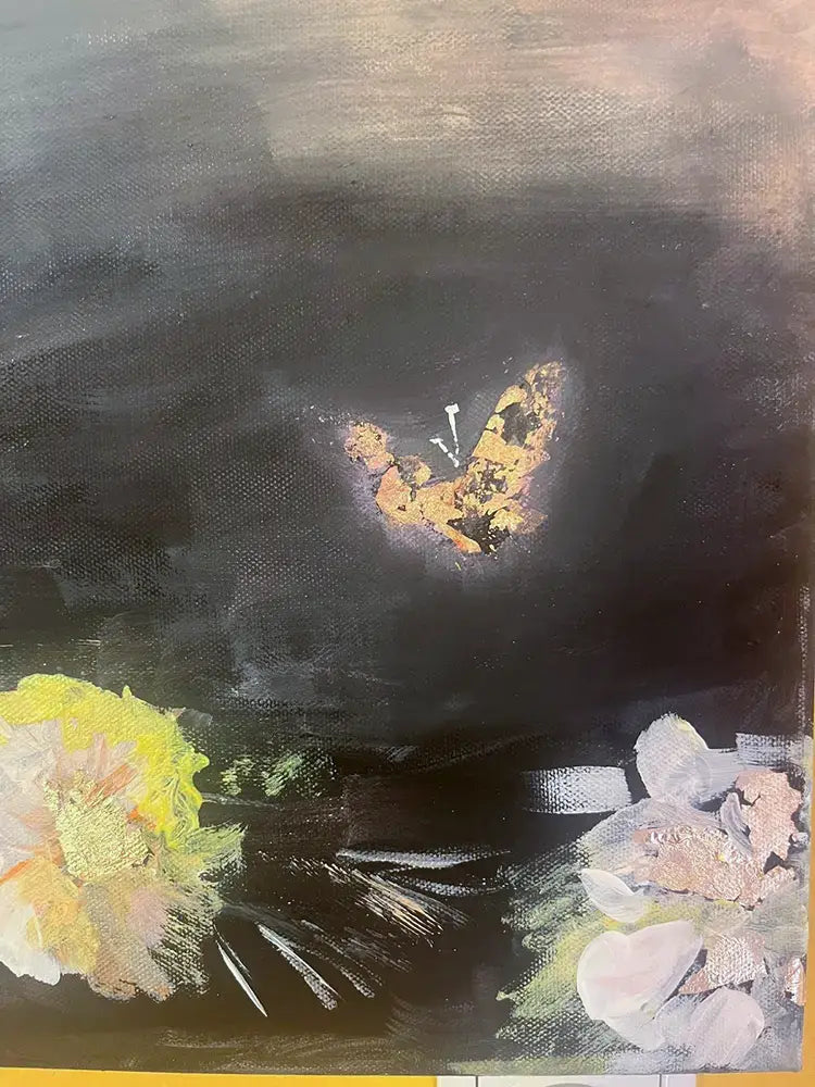 Detailaufnahme Kolibri – Schillernder blau-grüner Kolibri, neonfarbene Blüten, intuitive Pinselführung, Maren Lüke-Amato | Kunst-Direkt.de