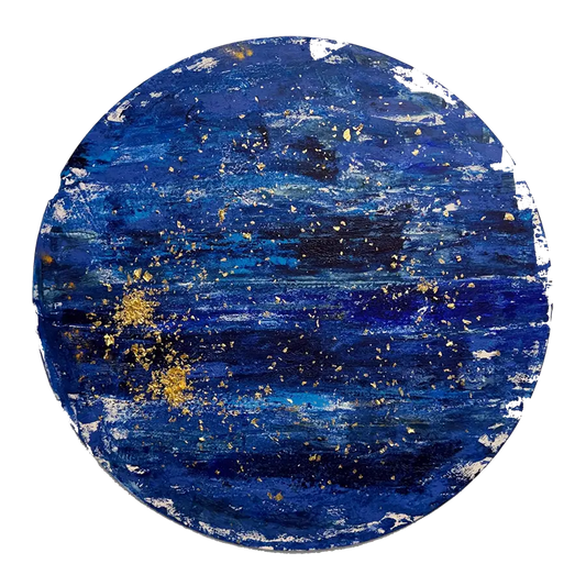 Das runde abstrakte Kunstwerk Lena in blau mit weißen Farbfeldern und goldenen Sprenkeln mit Farbverwischungen und hellen Streifen.