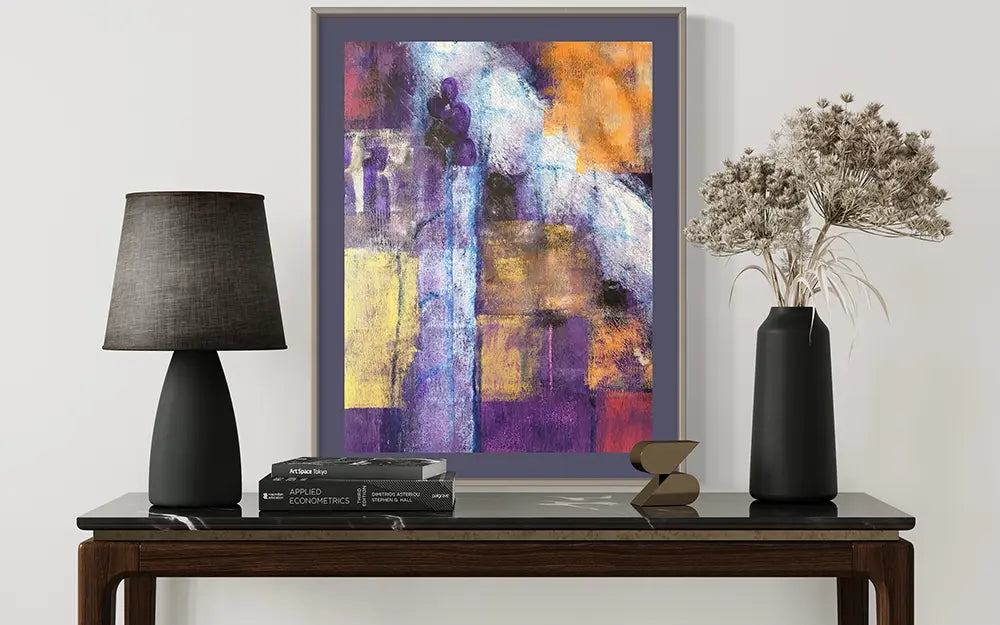 Detail abstraktes Gemälde an einer hellen Wand hinter einem Tisch mit 2 Vasen