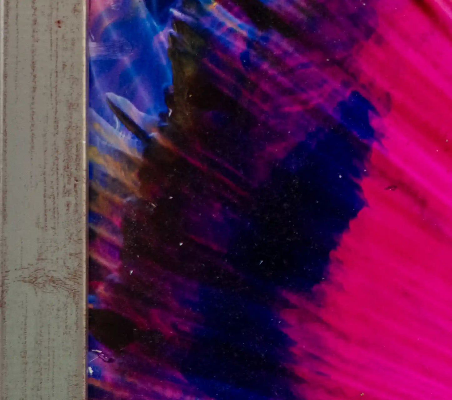 abstraktes Gemälde in Gelb, violett, blau in goldenem Rahmen, schräge Strukturen, Detailansicht mit goldenem Rahmen.