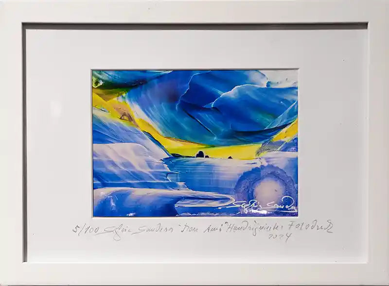 abstraktes Gemälde in Gelb, Blau, weiß in Passepartout mit weißem Rahmen.