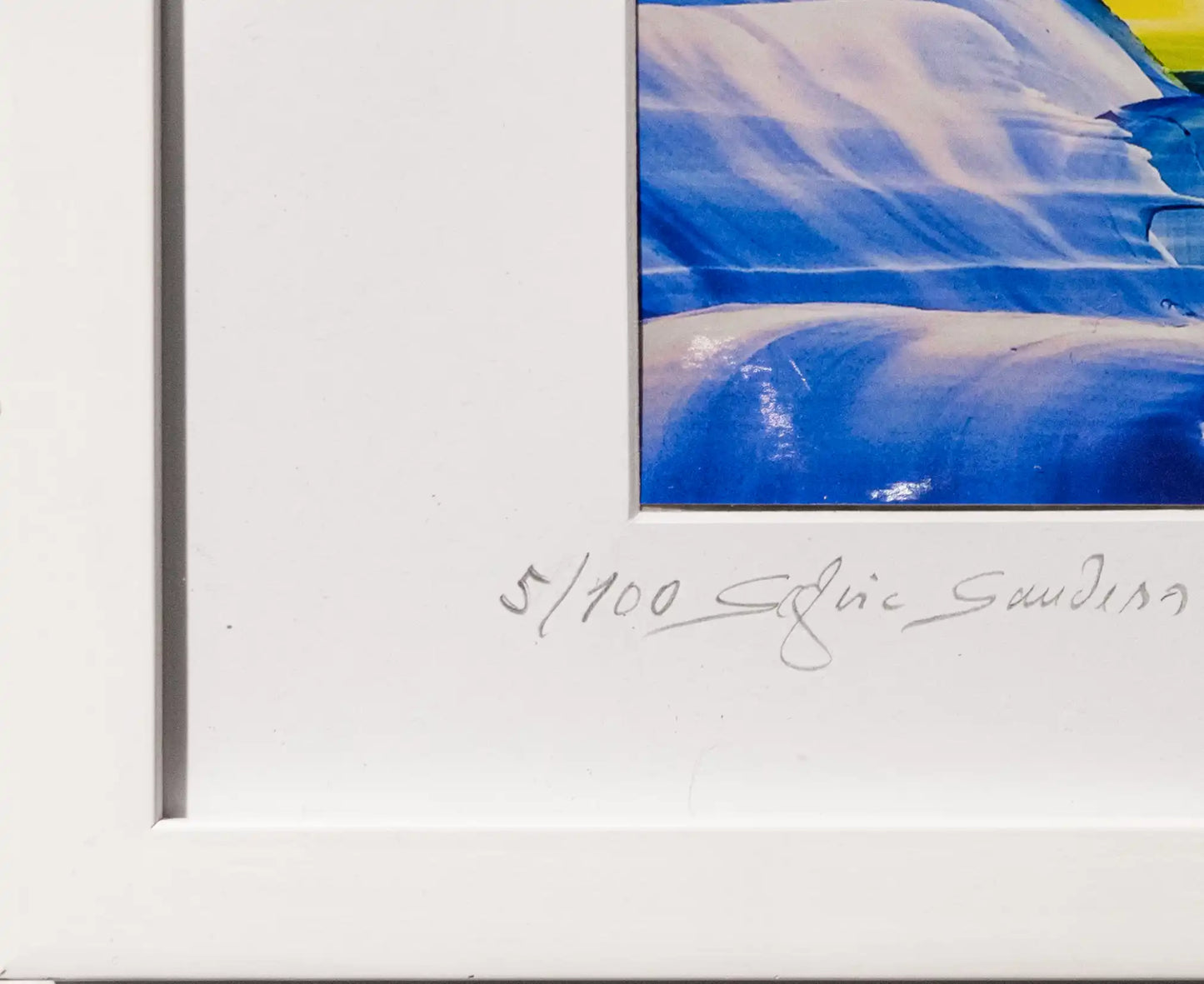 abstraktes Gemälde in Gelb, Blau, weiß in Passepartout mit weißem Rahmen, Detailansicht mit Signatur der Künstlerin.