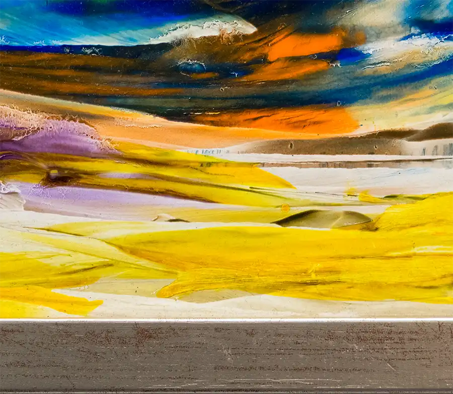 abstraktes Gemälde in Gelb, Blau, orange goldenem Rahmen, horizontale Streifen, Detailansicht mit goldenem Rahmen und farbigen Feldern.