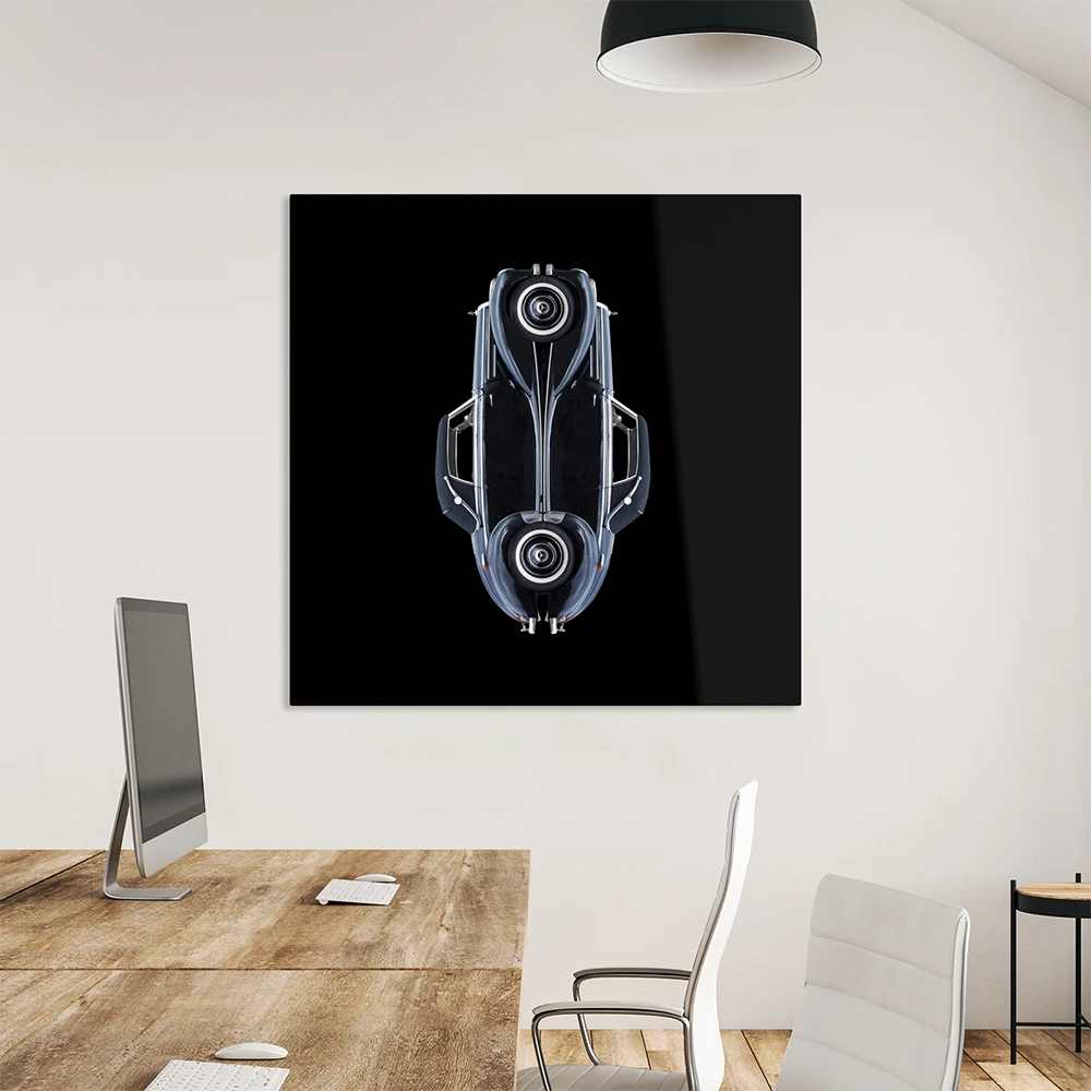 ein schwarzer glänzender Oldtimer, gespiegelt und wieder zusammengesetzt, vor schwarzem Hintergrund, Format quadrat