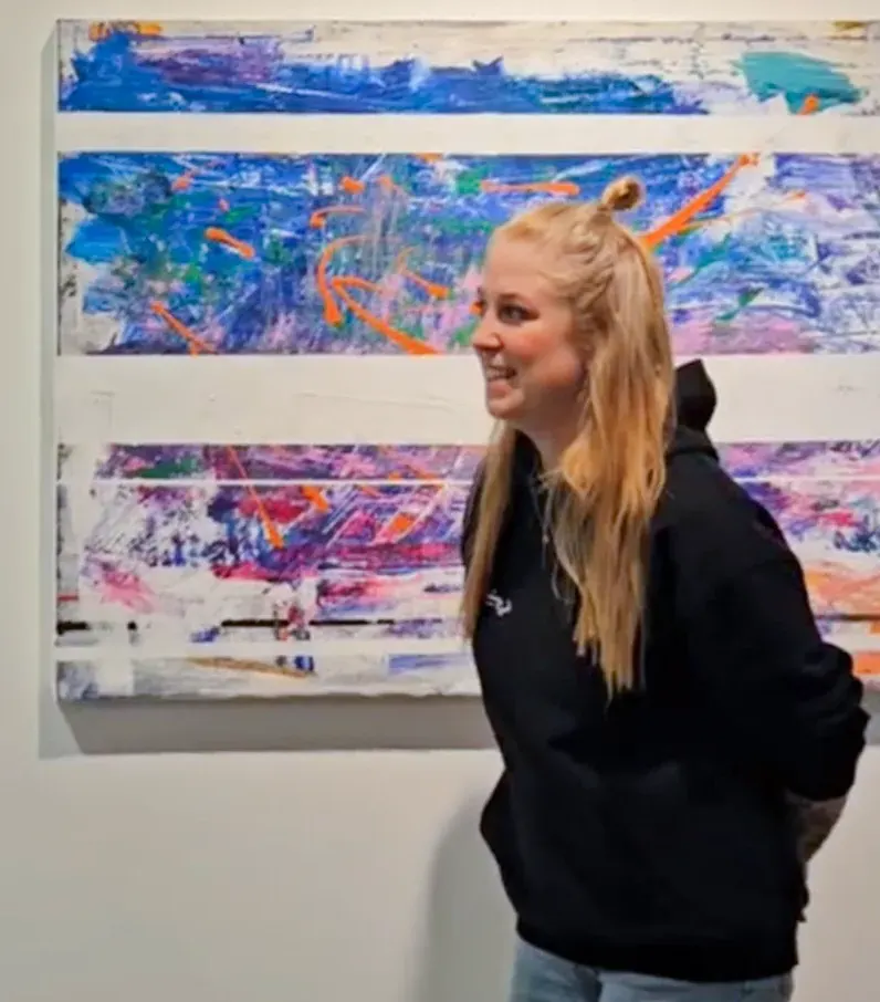 Portrait von Sandra Lange vor einem der Kunstwerke