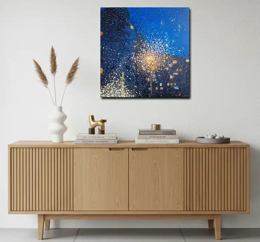 ölgemälde, quadratisch, Blick durch eine regennasse Scheibe auf ein Gebäude, Nachtstimmung, Reflexionen von Lampen, an heller Wand hängend, 50 x 50 cm, Ulla Kutter, Kunst-Direkt.de