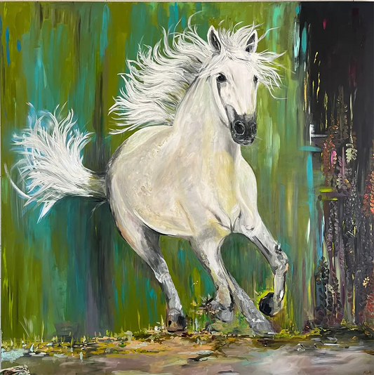 Monumentales, quadratisches Acrylgemälde „Schimmel ohne Reiter“ von Maren Lüke-Amato (180x180 cm). Ein weißes Pferd wird in dynamischen, expressiven Pinselstrichen vor einem dunklen, abstrahierten Hintergrund dargestellt. Kraftvolle Darstellung von Freiheit und Bewegung auf Leinwand.Kunst-Direkt.de