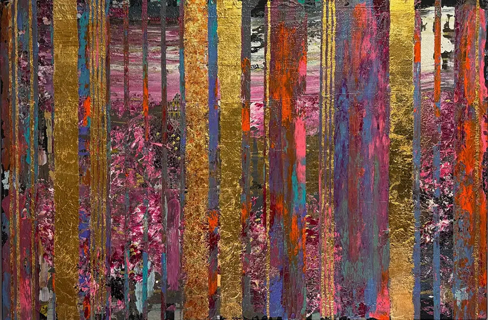 Abstraktes Gemälde mit farbigen vertikalen Streifen, Gold mit Rot, Gelb, Violett, verwaschene Strukturen die mit Streifen übermalt wurden.