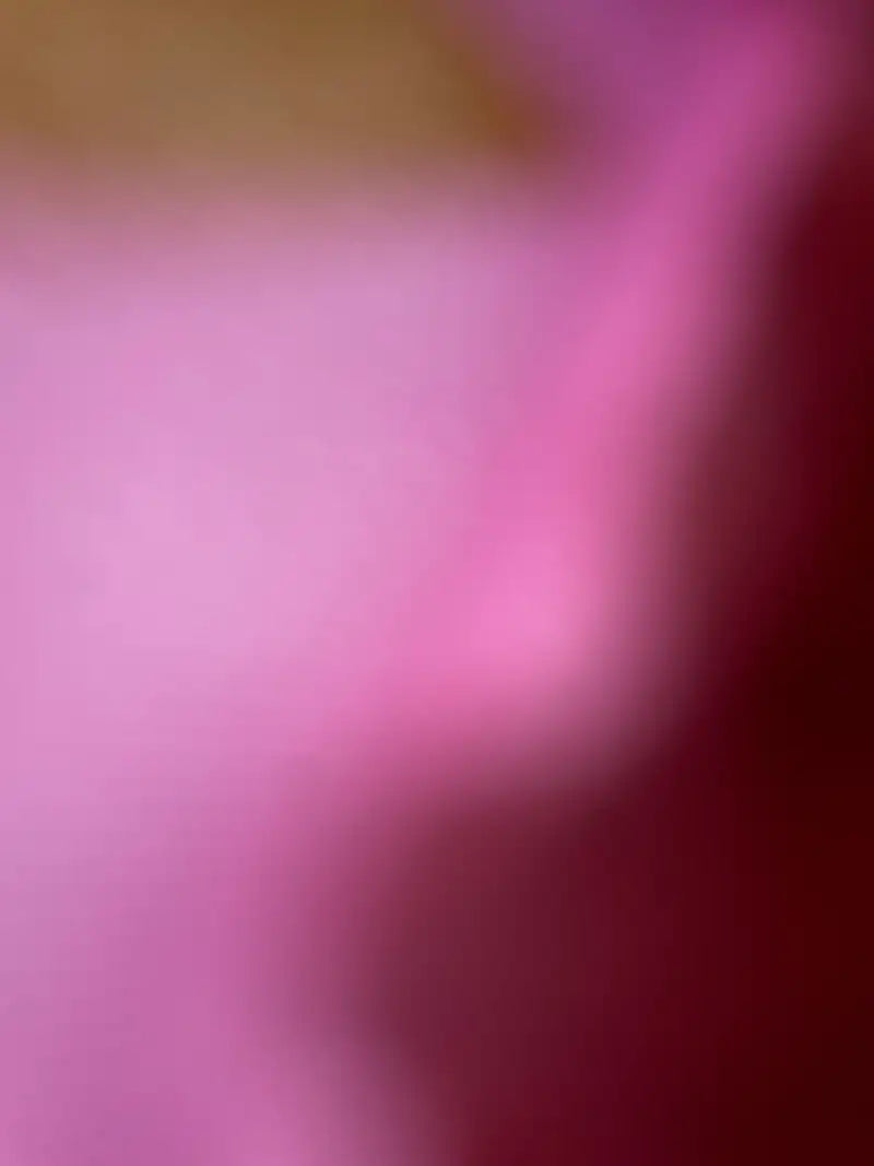 Abstrakte fotografie in verschiedenen Violetttönen die durch Stoff fotografiert wurde und weiche Konturen zeigt.