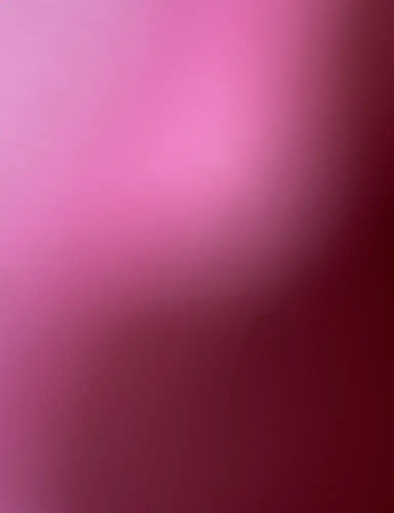 Abstrakte fotografie in verschiedenen Violetttönen die durch Stoff fotografiert wurde und weiche Konturen zeigt. Detaiansicht heller Strukturen.