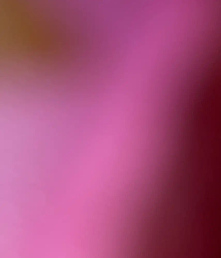 Abstrakte fotografie in verschiedenen Violetttönen die durch Stoff fotografiert wurde und weiche Konturen zeigt. Detailansicht violetter Strukturen.