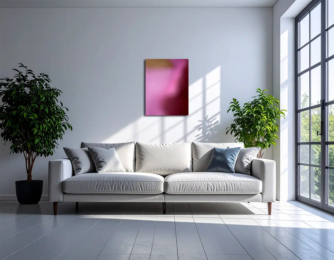 Abstrakte fotografie in verschiedenen Violetttönen die durch Stoff fotografiert wurde und weiche Konturen zeigt. In einem modernen Wohnraum an heller Wand hängend.
