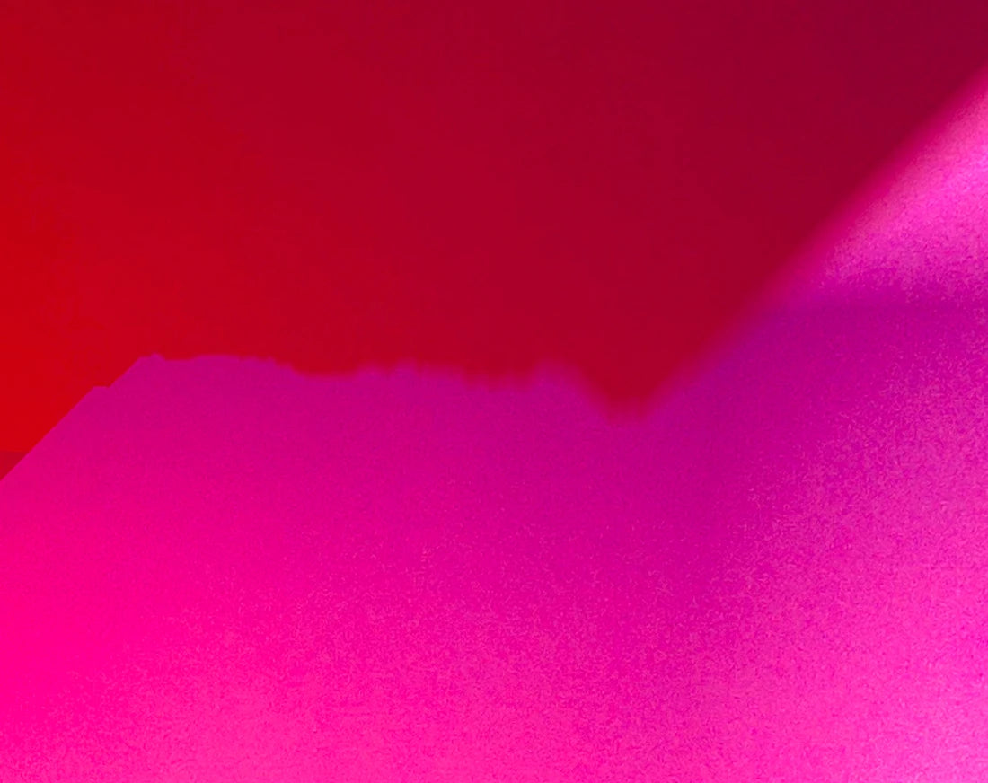 Detailaufnahme des abstrakten Werkes in pink und rot die ineinanderlaufen