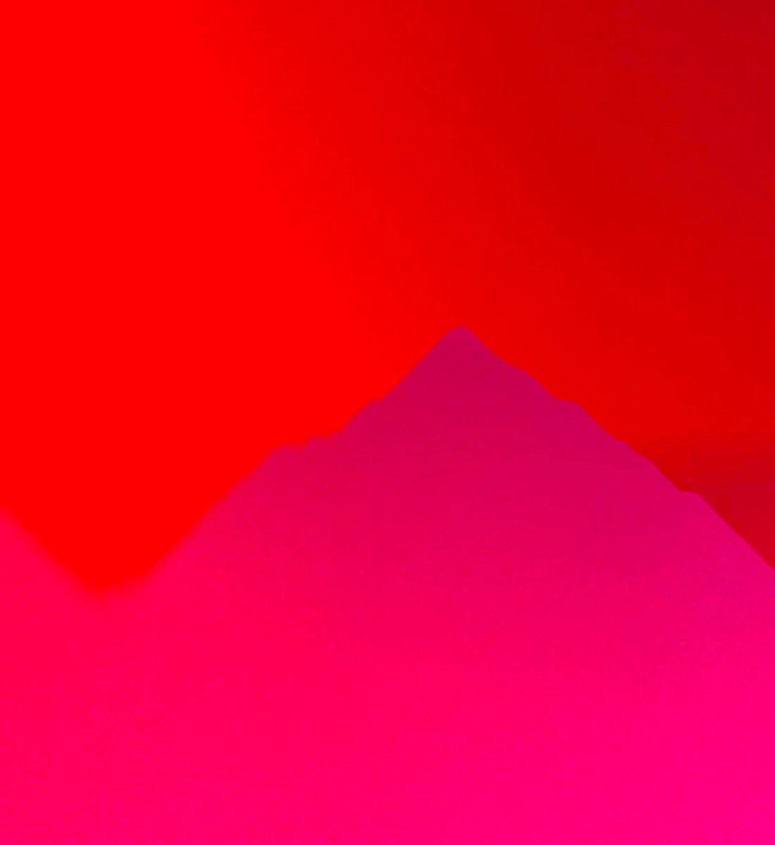Detail des abstrakten Fotos in pink und rot das an Berge erinnert
