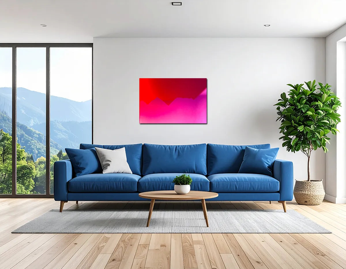 Das Werk hängt an einer hellen Wand in einem modernen Wohnraum hinter einem blauen Sofa, links ein Fenster