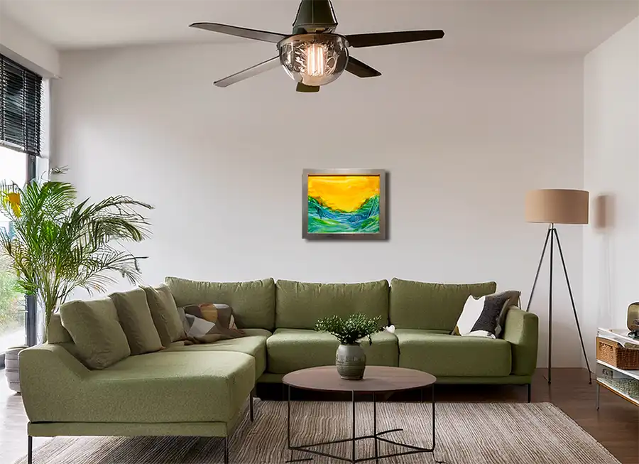 abstraktes Gemälde in Gelb, Blau,und  grün, in goldenem Rahmen, horizontale Streifen an heller Wand in Wohnraum hängend.