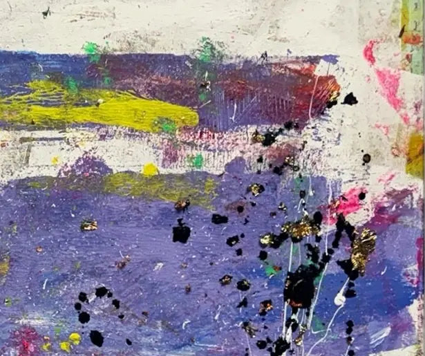 ein abstraktes Gemälde im querfomat, gelbe und violette Strukturen, Spachtelspuren, helle Strukturen im Detail, schwarze Farbspritzer