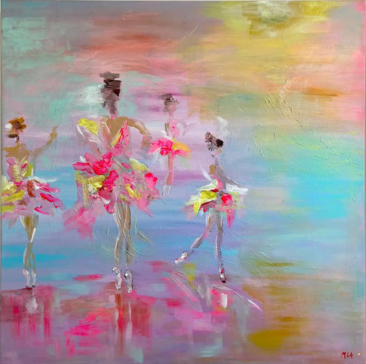 Quadratisches Acrylgemälde „Twilight“ von Maren Lüke-Amato (80x80 cm). Vier abstrakt gemalte Tänzerinnen in farbenfrohen Tutus (Pink, Gelb, Rot) bewegen sich in einer nebligen, atmosphärischen Umgebung aus Türkis, Flieder und Goldtönen. Kunst-Direkt.de