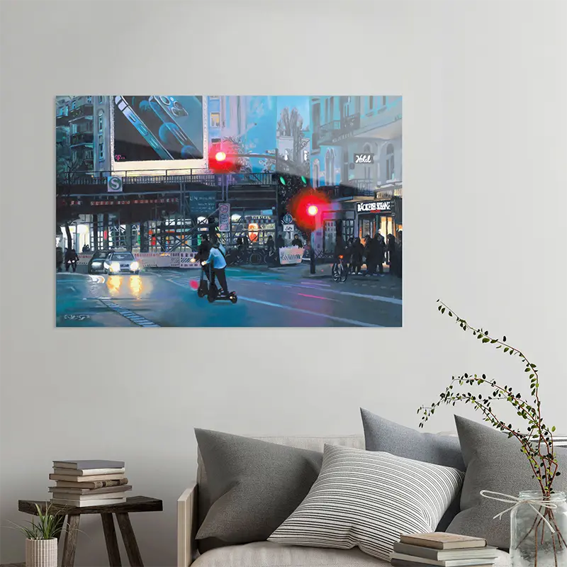Gemälde von Ulla Kutter, Stadtszene aus Hamburg, Sternschanze mit roter Ampel und Autos, an heller Wand hängend mit grauem Sofa