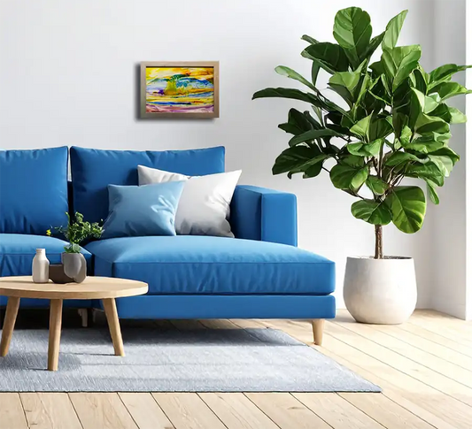 abstraktes Gemälde in Gelb, Blau, violett und grün, in goldenem Rahmen, horizontale Streifen, an einer hellen Wand hängend mit blauem Sofa.