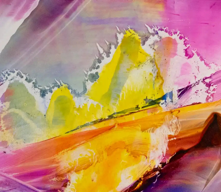 Abstraktes Gemälde mit Winterstimmung, im goldenen Rahmen, Farben violett, blau und Gelb. Detailansicht mit farbigen Strukturen in Gelb und Orange.