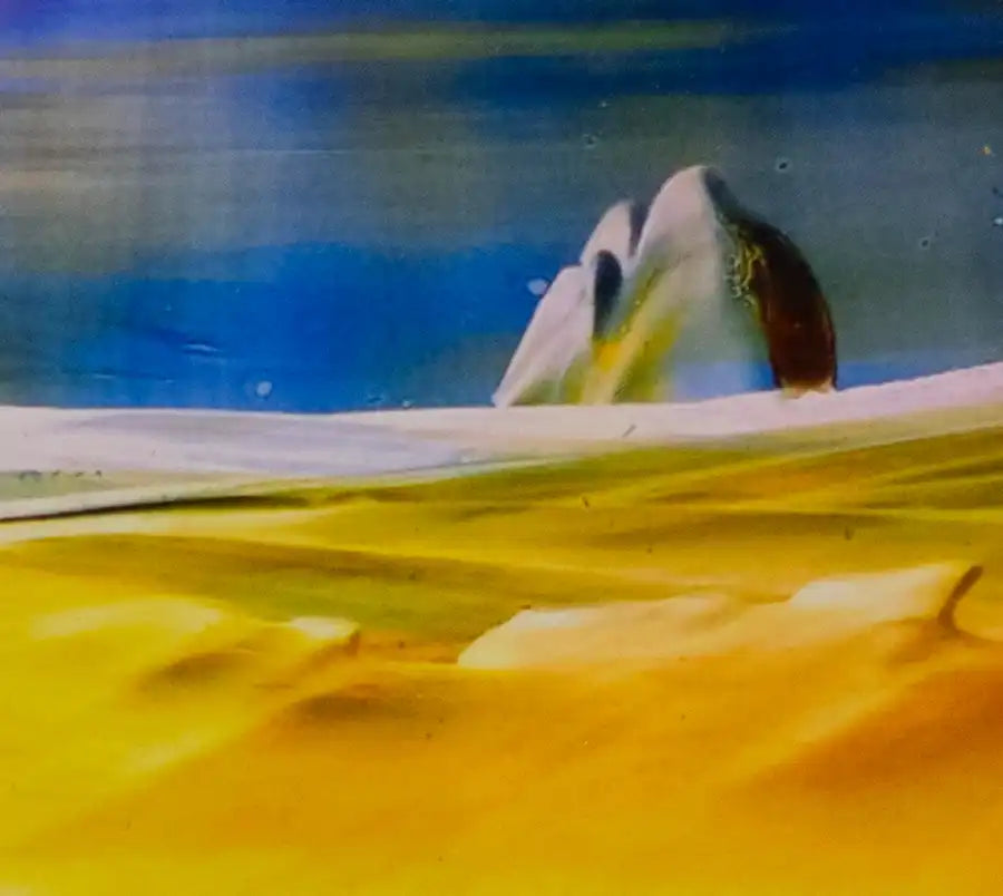 Gemälde einer Wüstenlandschaft, Surreale Stimmung, im Rahmen mit Passepartout, Detailansicht eines Felsens in der Wüste mit Sand.