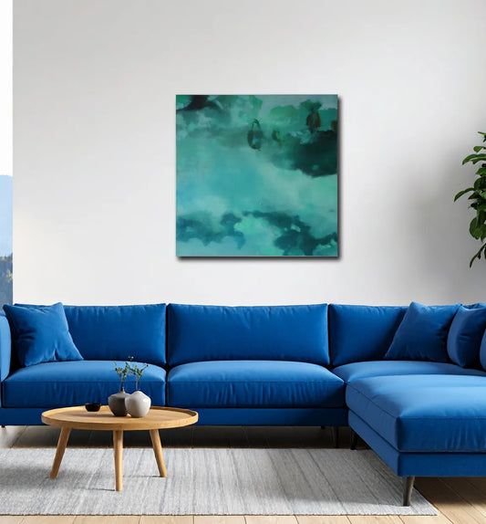 Quadratisches Gemälde des grünen Ozeans, kein Horizont, Lichtreflexe, an heller Wand mit blauem Sofa