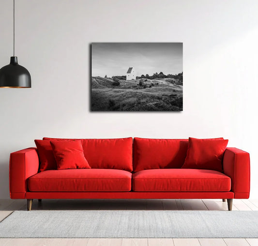 Ein Kirchturm steht in einer Hügellandschaft, s/w Foto, mystisch, querformat, an Wand hängend, 120 x 90 cm, Thomas Dalecki, Kunst-Direkt.de