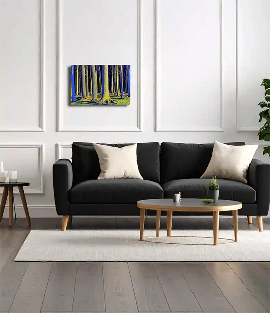 Das Bild hängt an einer hellen Wand, eleganter Wohnraum mit dunklem Sofa