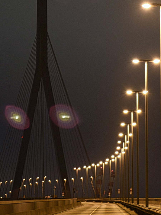 Foto der Köhlbrandbrücke in Hamburg bei Nacht, Lampen beleuchten die Straße, Detailansicht  der Lampen