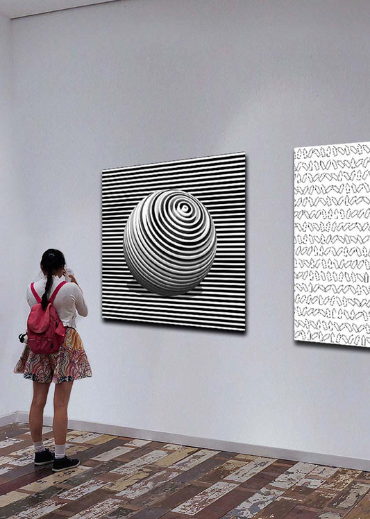 Abstrakte Kugel vor Streifen Hintergrund, im Museum hängend