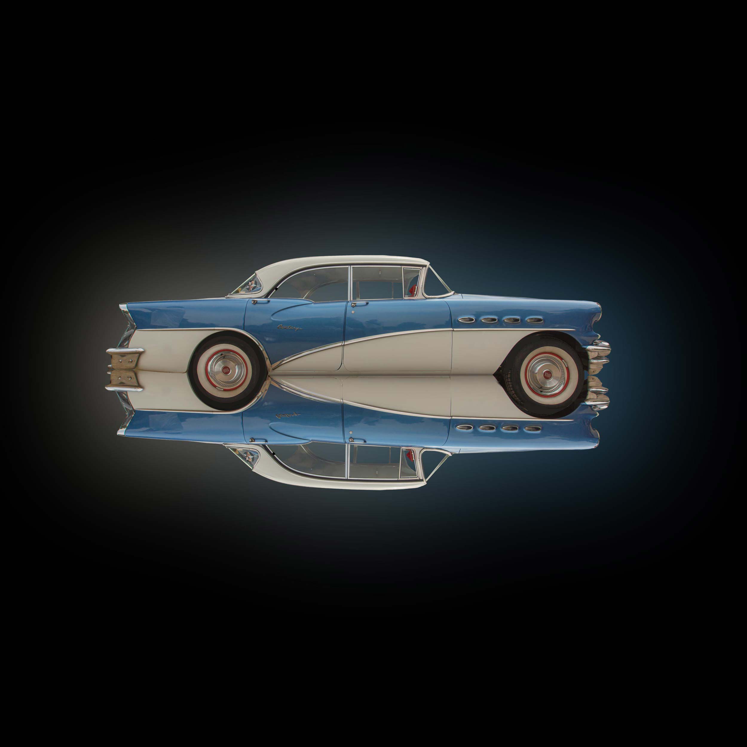US Classic Car Buick Century, Farbe blau beige, Format Quadrat, gespiegelt vor scharzem Hintergrund, nach rechts fahrend